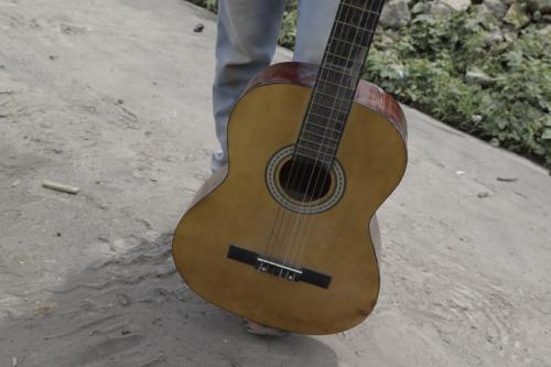 La guitarra es lo único que pudo recuperar de su casa. (Foto: Alejandro Balán/Soy502)