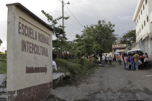 La escuela se ha convertido en una morgue temporal en la aldea Hunapú. (Foto: Alejandro Balán/Soy502)