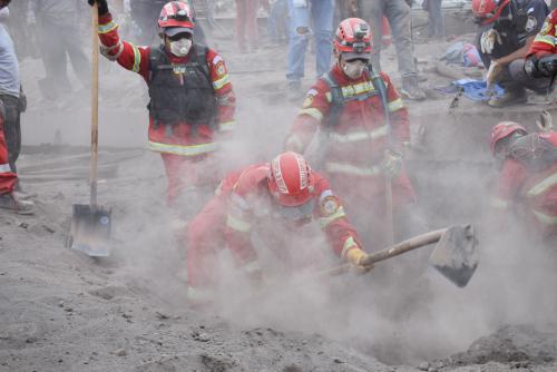 Así trabajan los rescatistas en la zona cero de la erupción del Volcán de Fuego. (Foto: María José Lara/Soy502)