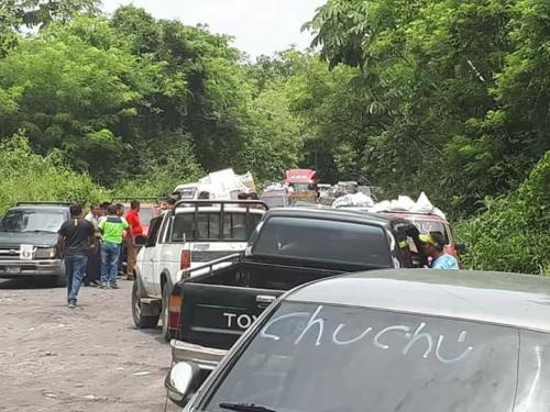 Una larga fila de vehículos se encuentra a la espera de poder transitar por el río Cenizas en Siquinalá. (Foto: Facebook/Noti San José V.N.