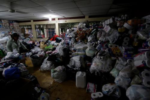Los productos de limpieza se almacenan en uno de los salones de la escuela. (Foto: Alejandro Balán/Soy502)