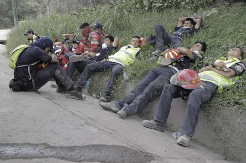 Rescatistas extenuados descansan por unos minutos luego de trabajar en la "zona cero". (Foto: Alejandro Balàn/Soy502)