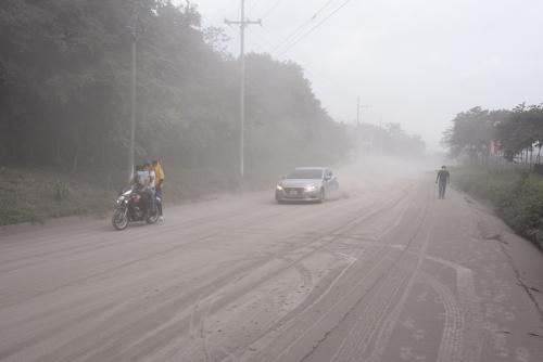 Polvo y ceniza cubrió el camino hacia San Miguel Los Lotes. (Foto: Erick Sor/Nuestro Diario)