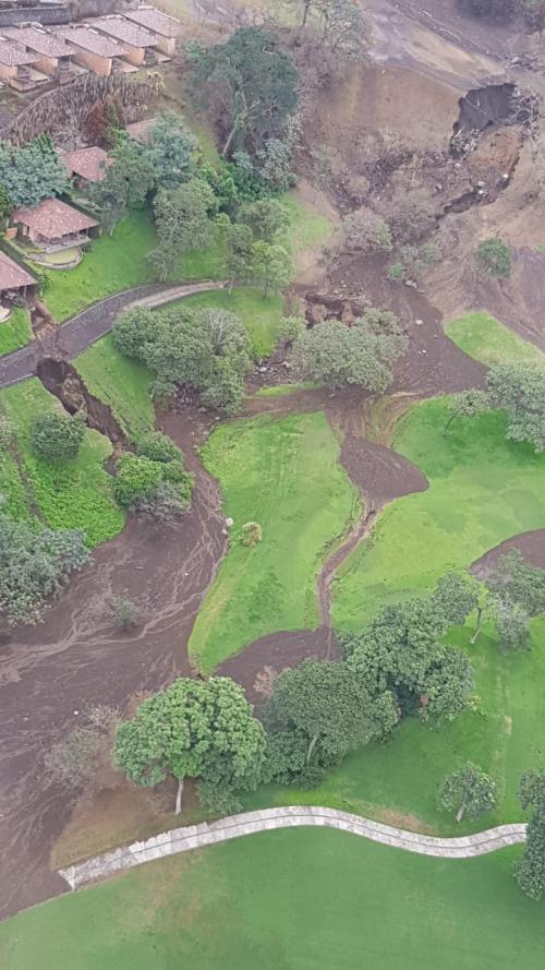 Así se observa vía aérea lo que fue el club de golf La Reunión. (Foto: Cruz Roja Guatemalteca)