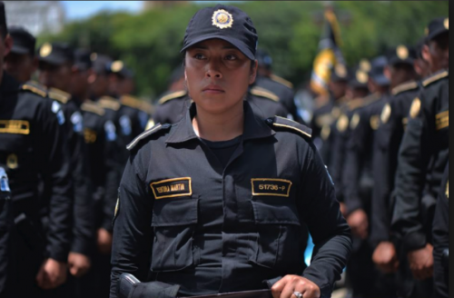 Todos los policías portan en el uniforme sus apellidos y un número que los identifica dentro de la institución. (Foto: archivo/Soy502)
