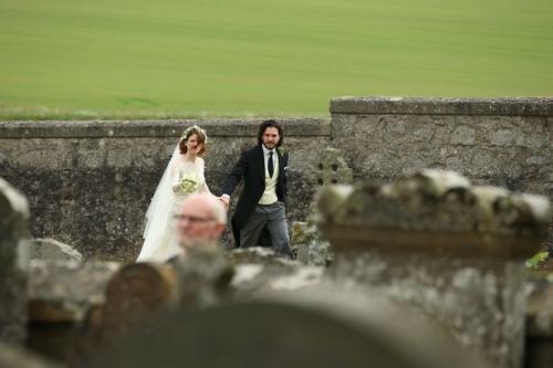 Los dos actores caminando en el castillo. (Foto: Splash News)