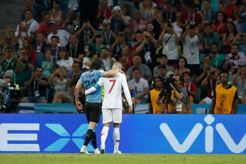 Cristiano Ronaldo y Cavani saliendo del campo. (Foto: AFP) 
