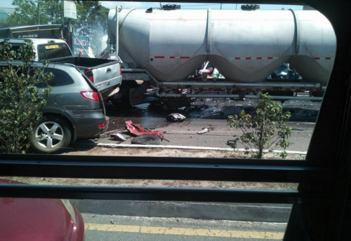 Varios carros se vieron involucrados en el accidente. (Foto: captura Facebook) 