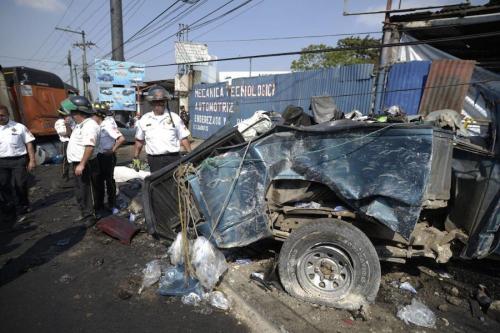 Varios automóviles quedaron convertidos en chatarra en un accidente múltiple que sucedió cerca de San Cristóbal.  (Foto: Wilder López/Soy502)