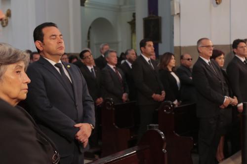 El presidente Jimmy Morales luce incómodo y aislado. Aquí, en el entierro de monseñor Julio Vian (Foto: Alejandro Balán/Soy502)