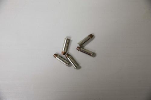 Cinco balas fueron encontradas en la bolsa que la mujer olvidó en el motel Days Inn. (Foto: Univisión) 