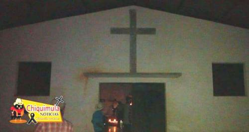El hecho ocurrió en el interior de la Iglesia Católica ubicada en el Casería El Pinalito, aldea Morola, Camotán, Chiquimula, cuando se ofrecía la Santa Eucaristía del Jueves Santo. (Foto: ChiquimulaNoticias)
