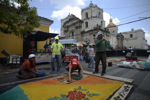 Los shucos no faltan en las esquinas, además acompañan a las familias que elaboran alfombras. (Foto: Wilder López) 