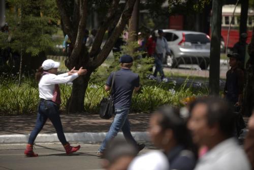 Un hombre que criticó a Acevedo fue perseguido por una de las mujeres del círculo de seguridad del líder magisterial. (Foto: Wilder López/Soy502)