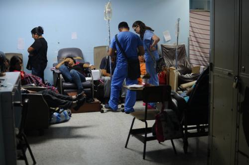 El personal médico del sistema de salud en Guatemala trabaja en condiciones solo vistas en hospitales de guerra. (Foto: Alejandro Balán/Archivo Soy502)