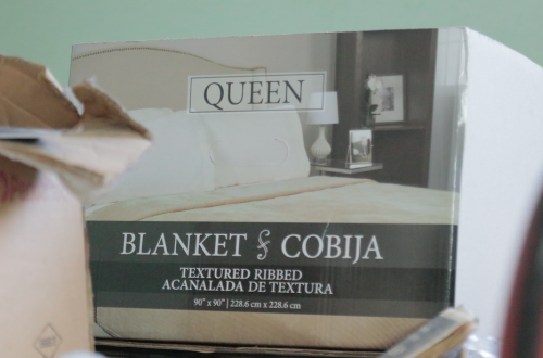 En el apartamento de Joviel Acevedo se encontró esta caja de empaque de sábanas de textura acanalada. (Foto: Alejandro Balán/Soy502) 