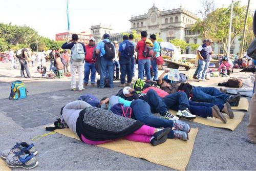 Maestros acostados en petates en la Plaza de la Constitución, exigen nuevo Pacto Colectivo. (Foto: Jesús Alfonso/Soy502)