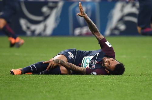 La lesión de Alves lo dejó fuera del Mundial de Rusia 2018. (Foto: AFP) 