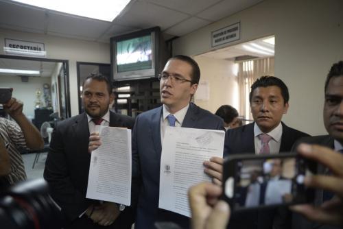 Felipe Alejos muestra a la prensa las denuncias que presentó. (Foto: Wilder López/Soy502) 