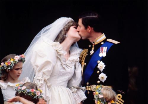 Muchos esperaban el beso entre Diana y Carlos. (Foto: Vanity Fair)