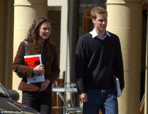 Kate Middleton y el príncipe William en la universidad. (Foto: Peter Kelly/Daily Mail)