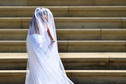 Así saludó la novia a los asistentes en las afueras de la capilla. (Foto: AFP) 