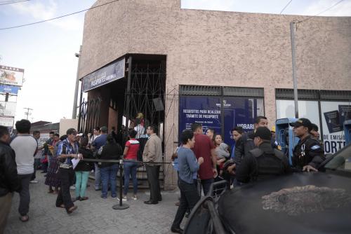 Agentes de PNC vigilan mientras delante suyo tramitadores continúan proponiendo negocios. (Foto: Wilder López/Soy502)