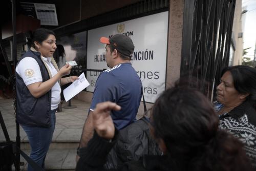 Los empleados de Migración revisan los documentos requeridos previo a dar cita. (Foto: Wilder López/Soy502)