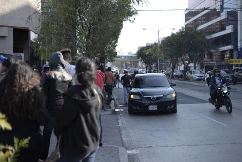 Tramitador corre al lado del vehículo con el objetivo de encontrar un nuevo cliente. (Foto: Wilder López/Soy502)