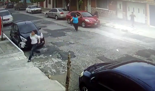 Una de las mujeres corrió y la otra pidió calma a los asaltantes para que no disparen. (Foto: captura de video) 