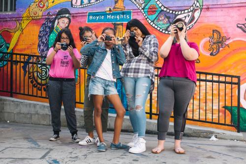 Las Fotos Project ayuda a jóvenes de barrios en riesgo en el sur de Los Ángeles. (Foto: Las Fotos Project)
