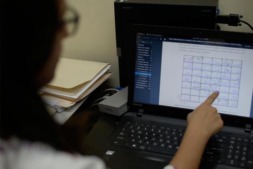 "Esta imagen da una idea de las áreas en las que la canícula se manifiesta: En la Costa Sur la canícula es marcada mientras que en el norte, sobre Petén, la canícula no se distingue", explica Lilian García desde su computadora con los resultados a la vista en su computadora (Foto: Wilder López)