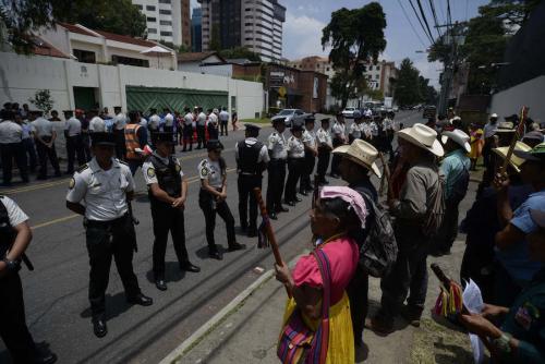 Frente a la CICIG, la autoridad se ha visto obligada a proteger a los bandos que protestan en contra y a favor de la CICIG. (Foto: Wilder López/Archivo Soy502)