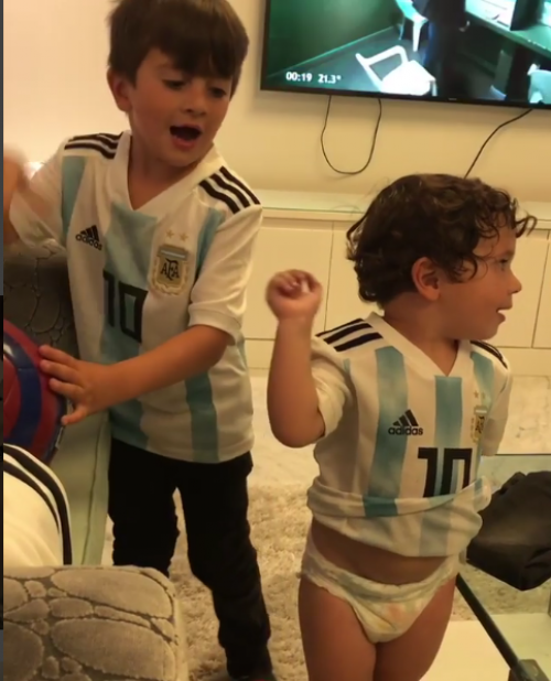 Los pequeños cantaron en apoyo a Argentina. (Foto: captura de pantalla) 