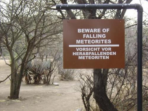 Cuidado con los meteoritos cayendo indica un gracioso cartel ubicado en el lugar. (Foto: Clarin)