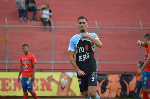 El jugador de Sanarate dedicó su gol a Jesús. (Foto: Rudy Martínez/Soy502)