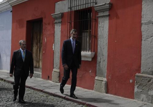 El Rey de España, Felipe VI, aprovechó para dar un recorrido por la ciudad colonial. (Foto: Casa de Su Majestad El Rey)