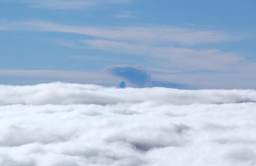 Al centro, se puede divisar la fumarola del volcán de Fuego divisada desde Chiantla, Huehuetenango. (Foto: Fredy Hernández/Soy502)