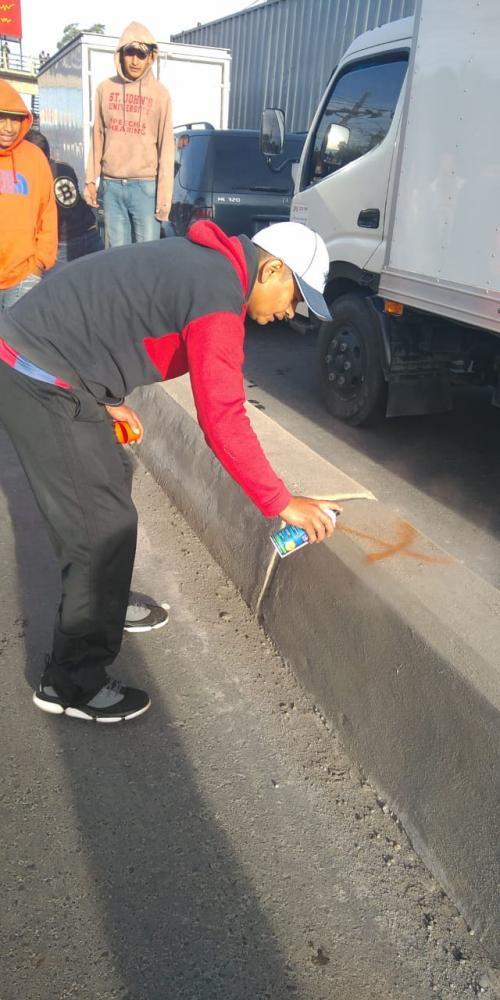 Quienes velaron porque el bordillo fuera destruído no se apersonaron al lugar. (Foto:Provial)