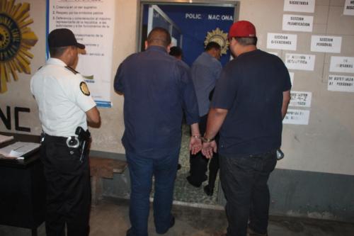 Los presuntos delincuentes fueron enviados a la cárcel local y el dinero recuperado fue entregado al Ministerio Público (Foto: PNC)