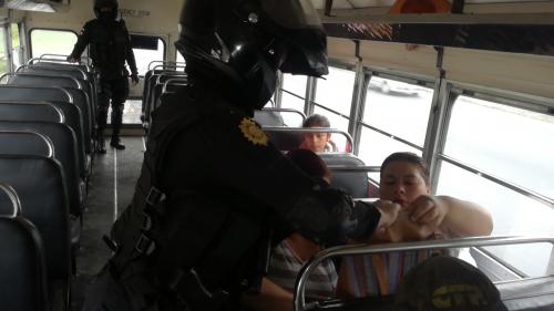 Los agentes suben a los buses y revisan a los pasajeros. (Foto: PNC) 