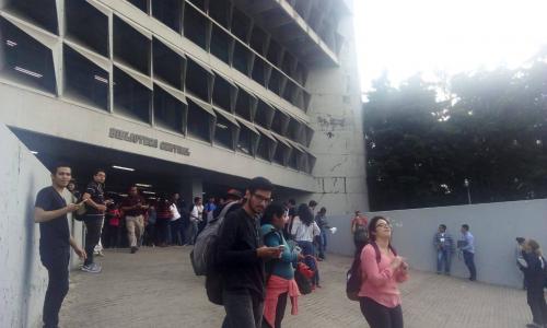 Los estudiantes que se encontraban en la biblioteca fueron evacuados debido al fuerte sismo. (Foto: Soy502)