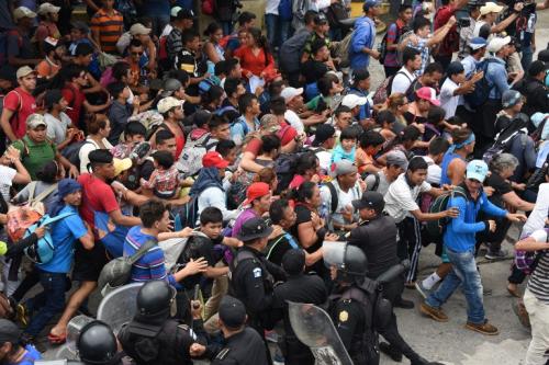 Cientos lograron pasar y otros fueron repelidos. (Foto: AFP) 