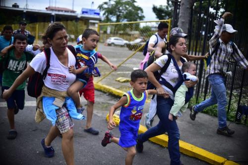 Cientos de mujeres van con niños. (Foto: AFP)