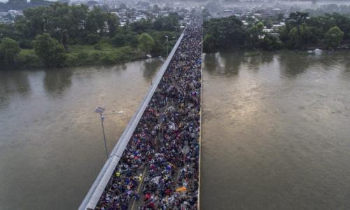 Los migrantes hondureños pasaron la noche en el puente. (Foto: AFP) 