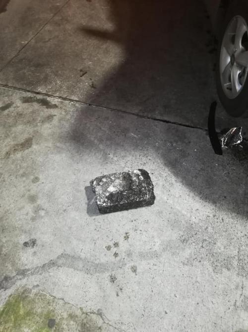 Este es el bloque de cemento que alguien les lanzó. (Foto: captura pantalla) 