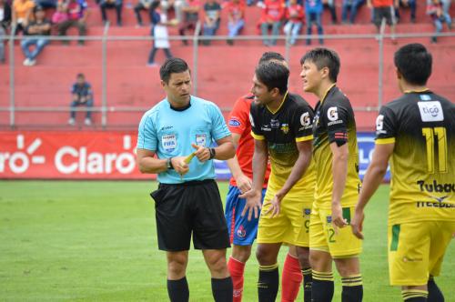 Los jugadores de Petapa reclamaron al árbitro pero validó el gol. (Foto: Rudy Martínez/Soy502) 