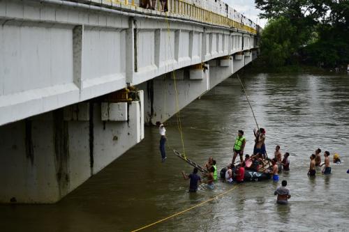 Rosalin estuvo un momento suspendida en el aire hasta que se lanzó al río. (Foto: AFP) 