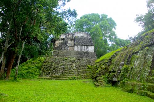 También cuenta con uno de los templos con techo invertido donde hallaron el entierro de una mujer, se cree que fue la madre y la esposa de gobernadores. (Foto: Fredy Hernández/Soy502)