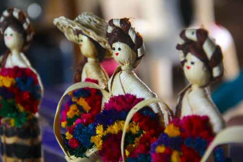 Varias mujeres elaboran estas muñecas artesanales y han logrado ser un motor económico para sus hogares. (Foto: Fredy Hernández/Soy502)